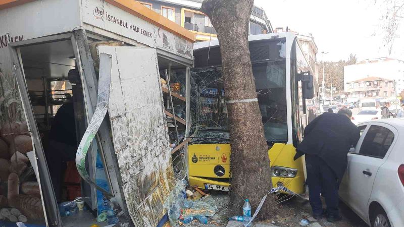 Beyoğlu’nda İETT otobüsü Halk Ekmek büfesine daldı, facianın eşiğinden dönüldü
