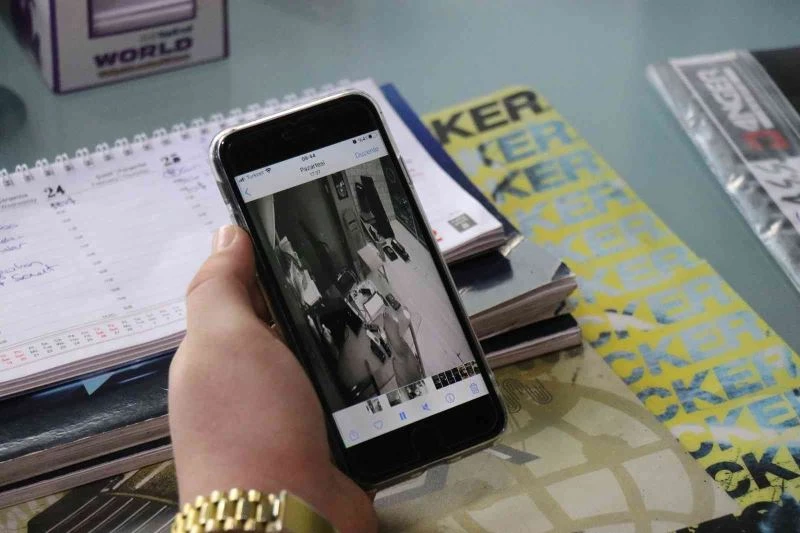 Müşteri gibi geldikleri dükkanda biri oyaladı diğer çaldı
