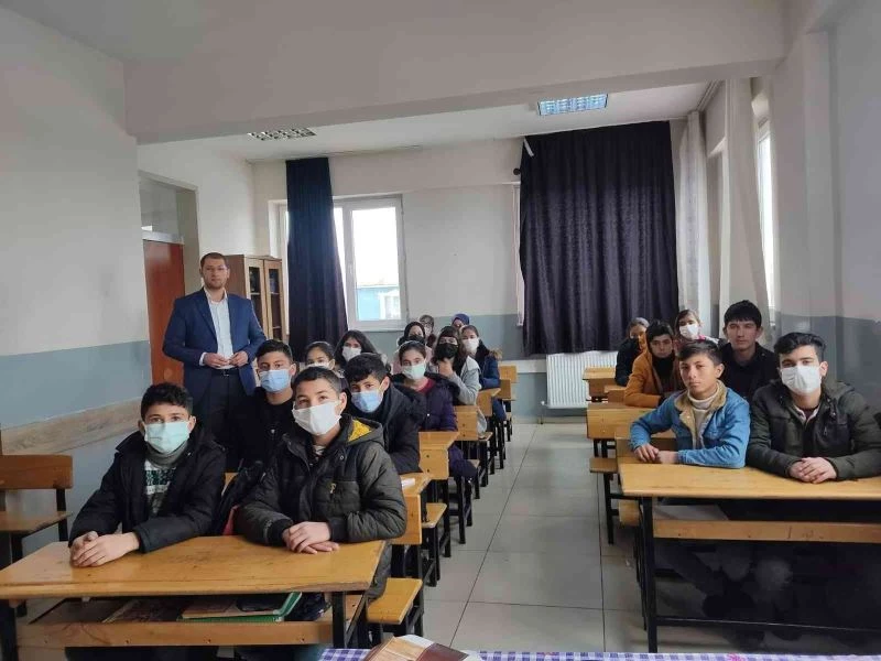 Erciş’te gençlere cami ve namazla diriliş konferansı
