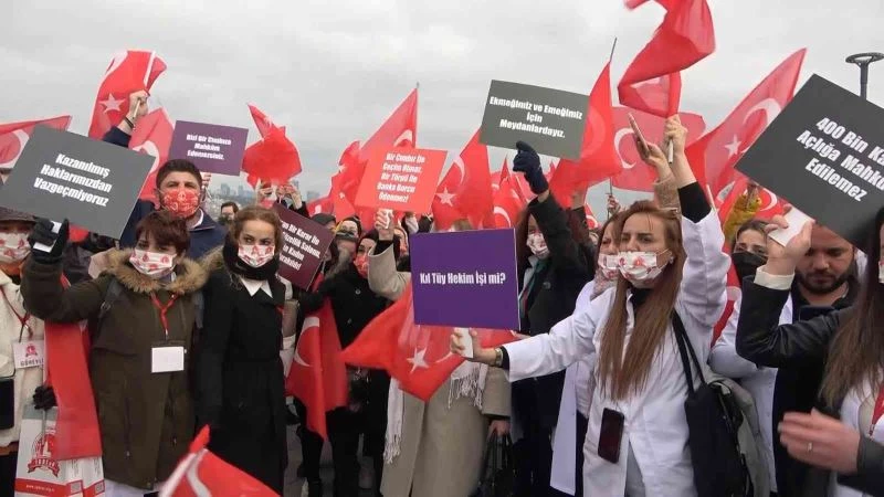 Üsküdar’da beyaz önlük giyen güzellik uzmanlarından epilasyon eylemi

