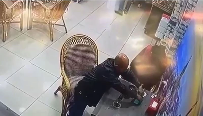 Uykuya dalan arkadaşının telefonunu çalan hırsız kameraya yakalandı
