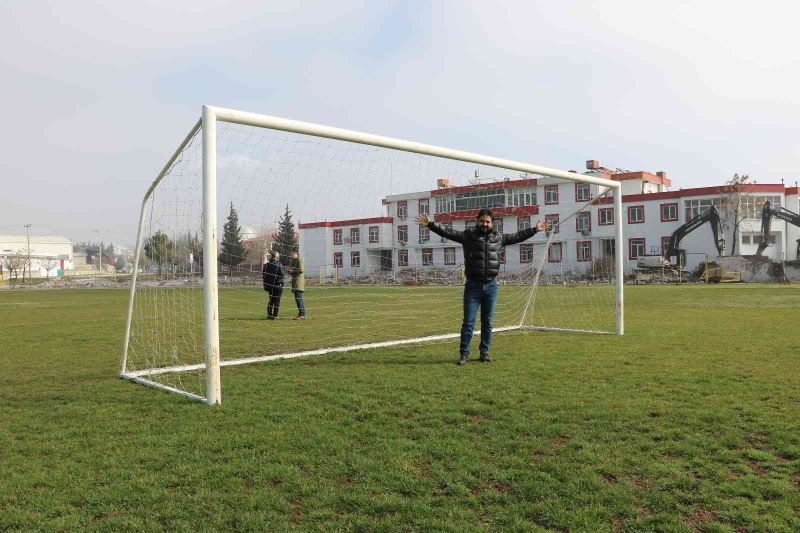 Top koşturduğu stadın yıkılışına şahit olan eski kalecinin duygusal anları
