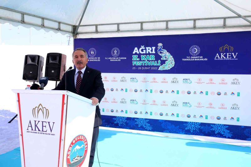 AİÇÜ’lü akademisyenlerin yaptığı kardan eserler festivale damga vurdu
