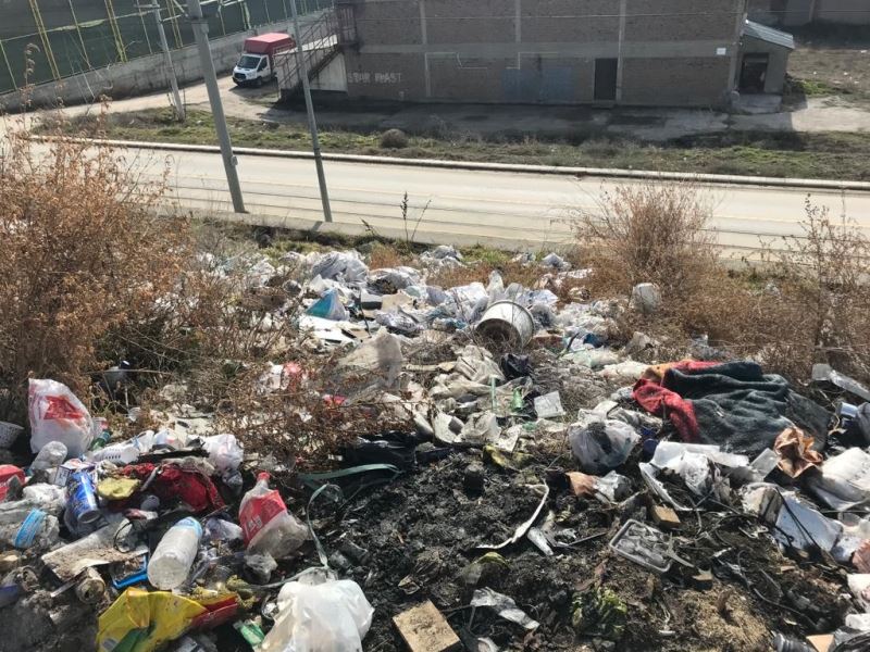Yol kenarında çöp yığını : eskişehir