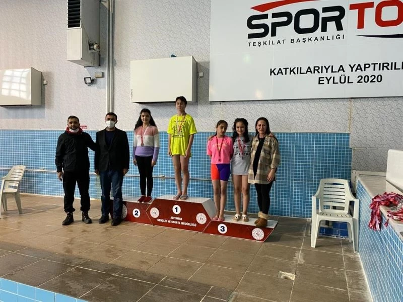 Samsatlı öğrenci dört yüzme kategorisinde birinci oldu
