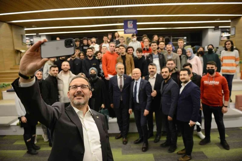 Bakan Kasapoğlu’ndan uyumayan kütüphaneye tam not
