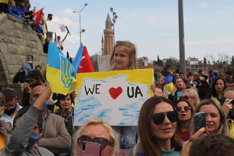 Antalya’da toplanan binlerce Ukraynalı Putin’i kınadı
