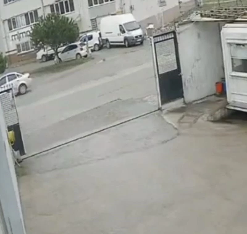 Bursa’da panelvan aracın el frenini çekmeyi unuttu, başka bir araca çarparak durabildi
