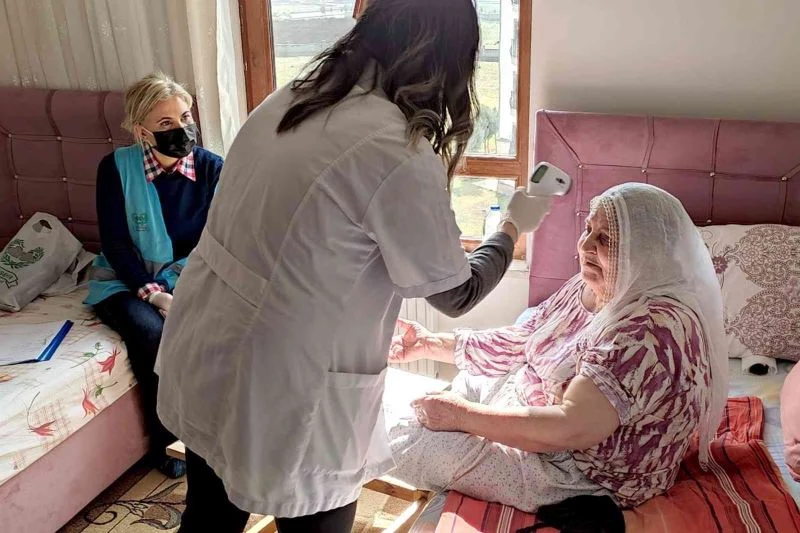 Yenişehir’de 65 yaş üzerine hem sanatsal, hem ücretsiz ulaşım hem de evde bakım hizmeti
