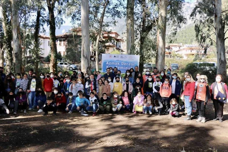 Öğrenciler Sakin Kent Akyaka’da azmak kenarı temizliği yaptı
