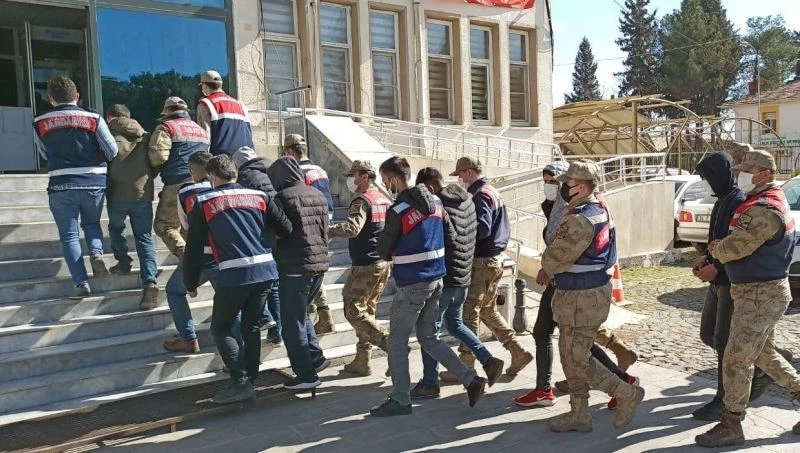 Toplam 20 kişinin gözaltına alındığı operasyonda 4 tutuklama
