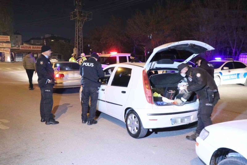 Aksaray’da araç ve şahıslar didik didik arandı
