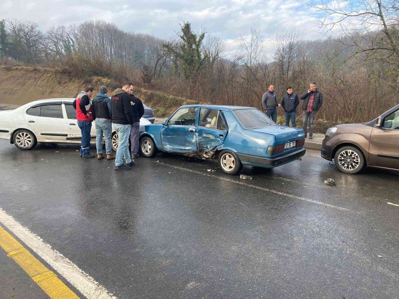 Aynı istikamette giden otomobillerin çarpışması güvenlik kamerasına yansıdı
