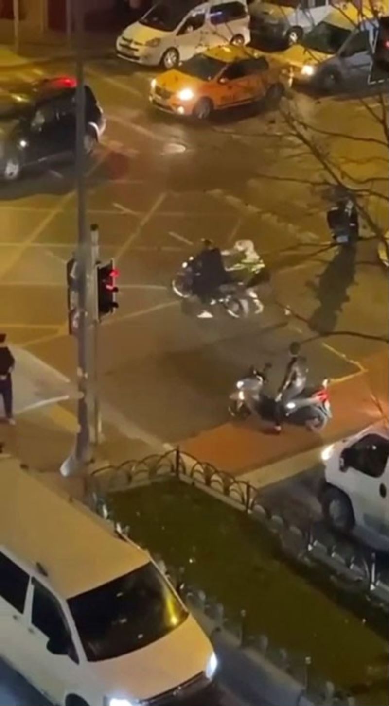 Fatih’te polisin ‘dur’ ihtarına uymayan motosikletli sürücü böyle kaçtı
