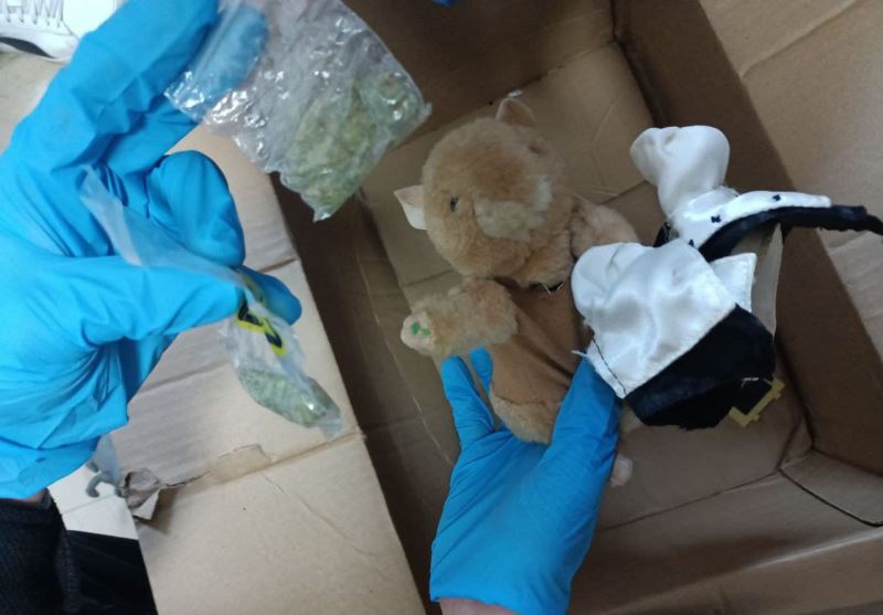 Hollanda’dan Aksaray’daki sevgilisine oyuncak ayı içerisinde esrar gönderdi
