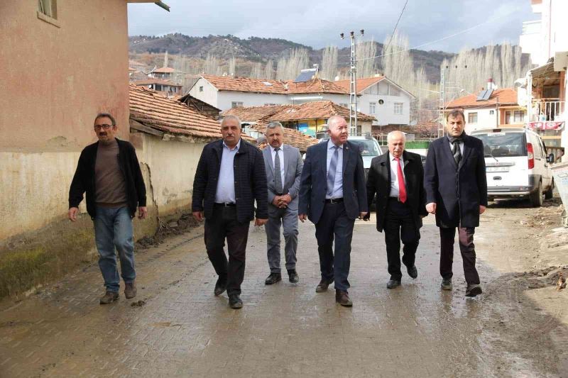 Başkan Şahiner, Eşme köyünde incelemelerde bulundu
