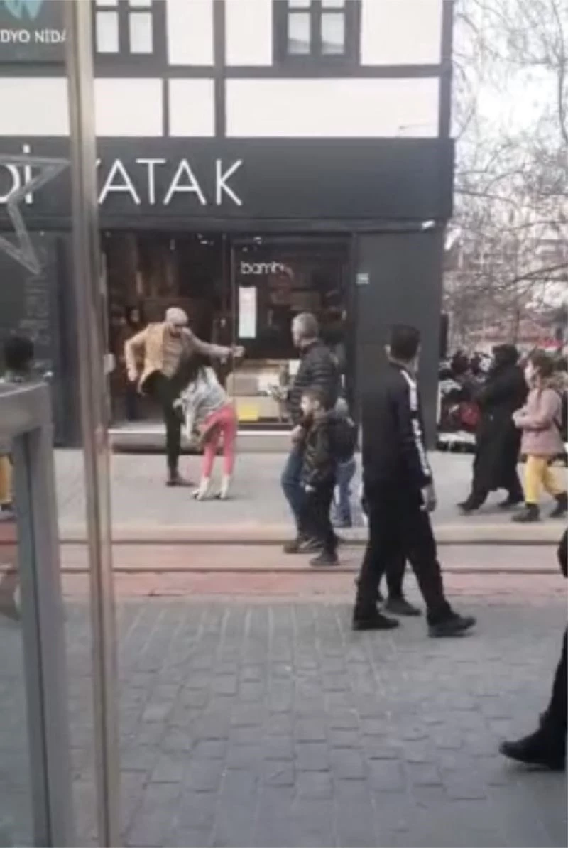 Herkesin gözü önünde genç kızı böyle tekmeledi
