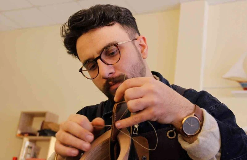 Bu iş için mühendisliği bıraktı, şimdilerde sanatını derilere işliyor
