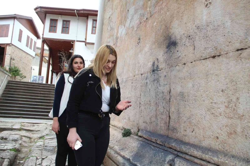 Bin 892 yıllık tarihi yapıya kuru boya döktüler
