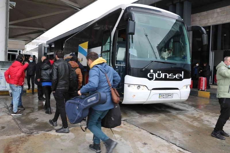 11 yaşındaki kızını Ukrayna’da bırakıp Türkiye’ye dönen baba: “Kızımdan haber alamıyorum, devletimizden yardım istiyorum”
