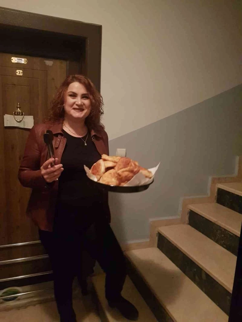 Muhtar elleri ile yaptığı pişilerle mahalle halkının kandilini kutladı
