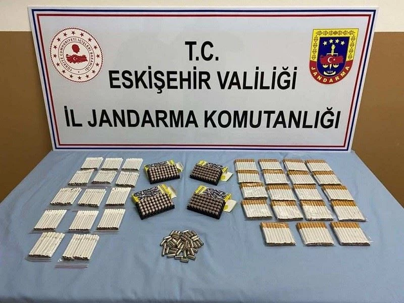 Jandarma ekipleri kaçak makaron ararken kurusıkı silah mermisi de buldu
