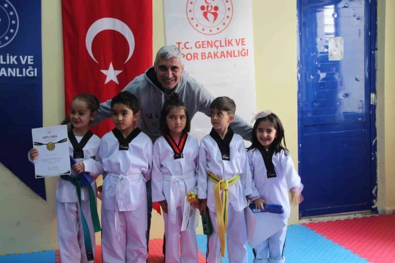 Tatvanlı minik tekvandocular kuşak bağladı
