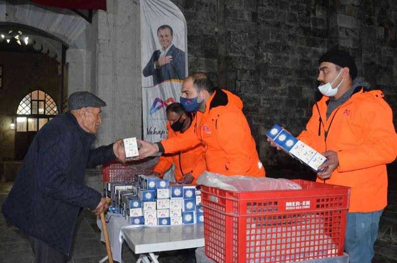 Büyükşehir Belediyesi, Miraç Kandilinde 15 bin adet kandil simidi dağıttı
