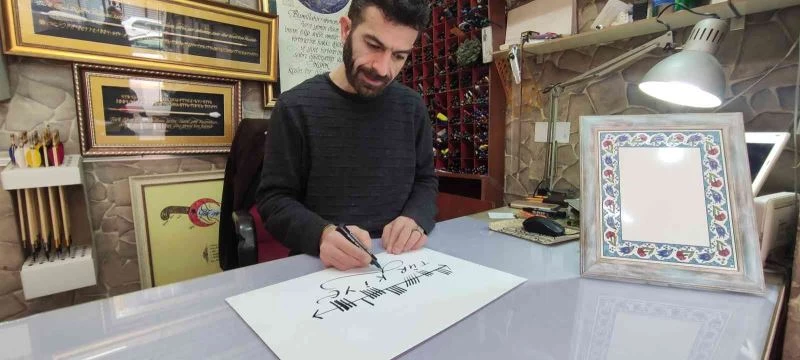 Dünya’daki kullanılmayan 20 ayrı alfabeyle yazı yazıp turistlere satıyor
