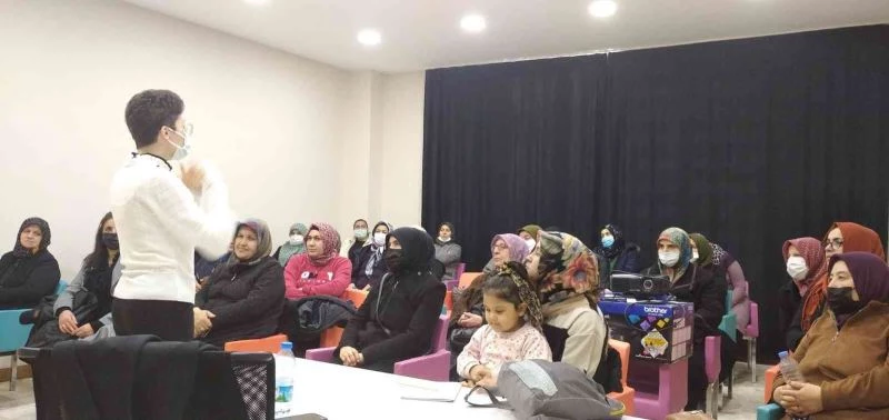 Kadınlara ‘Öğrenci Başarısını Arttırmada Ebeveynin Rolü’ anlatıldı
