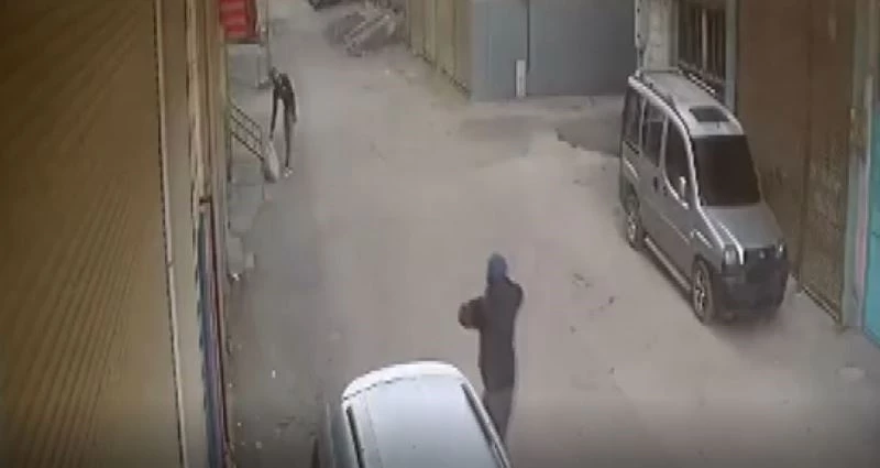 Ekmek çalmak isteyen şüpheliyi mahalle sakini kovaladı
