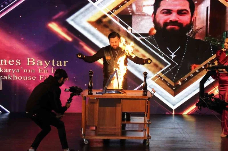 Baytar Steakhouse, ödül aldığı gecede alevli et sunumu ile izleyicileri büyüledi
