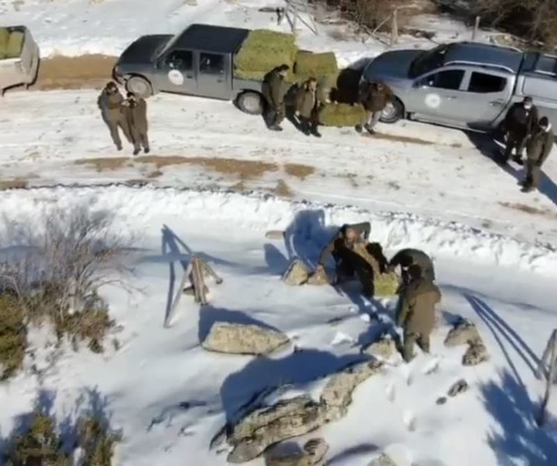 Yaban hayvanları için yapılan yemleme çalışması drone ile görüntülendi
