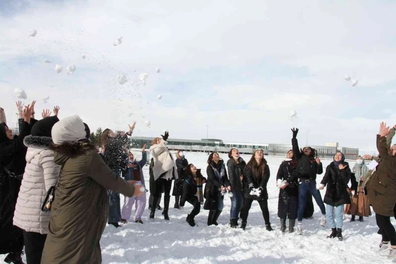 Kız öğrencilerin kartopu savaşı
