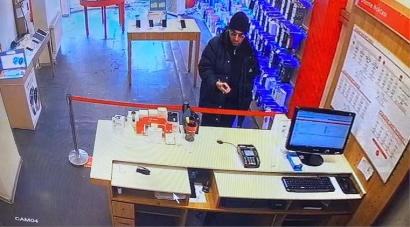 Ağrı’da cep telefonu çalan hırsızın rahatlığı kameralara yansıdı
