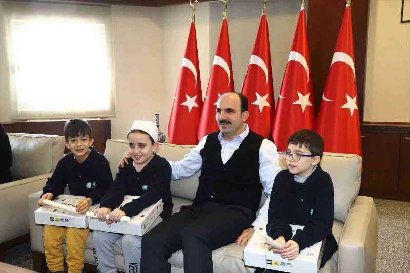 Başkan Altay Konyalı çocukları şivlilik hediyeleriyle sevindiriyor
