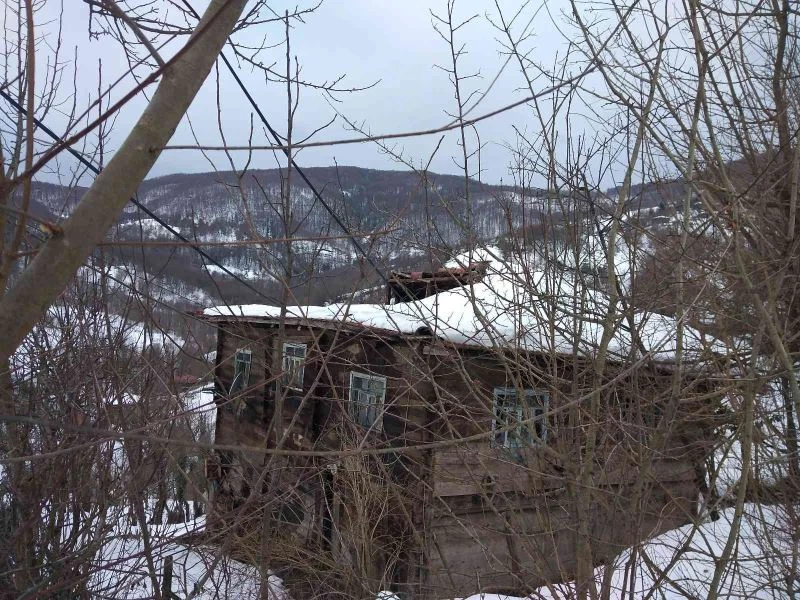 Karın ağırlığına dayamayan 4 köy evinin çatısı çöktü
