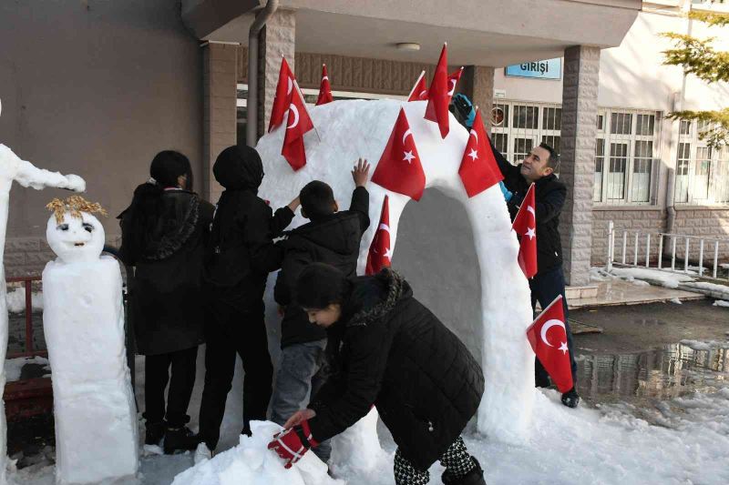 Derste gördükleri eskimoların yaşadığı igloyu okul bahçesine yaptılar
