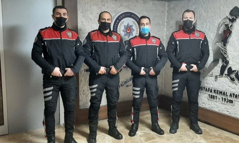 Ayakları kangren olmak üzereyken buldukları çocuğu kurtaran polis memurları o anları anlattı
