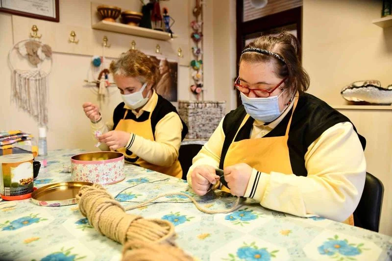 Sosyal yaşam merkezi ile zorlukları aşıyorlar
