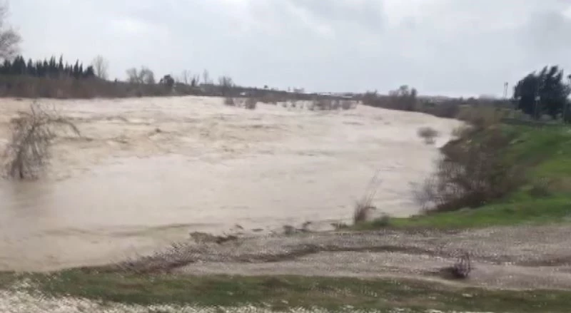 Aşırı yağış Köprüçayı Irmağı’nı taşırdı, ırmak kenarındaki restoran su altında kaldı
