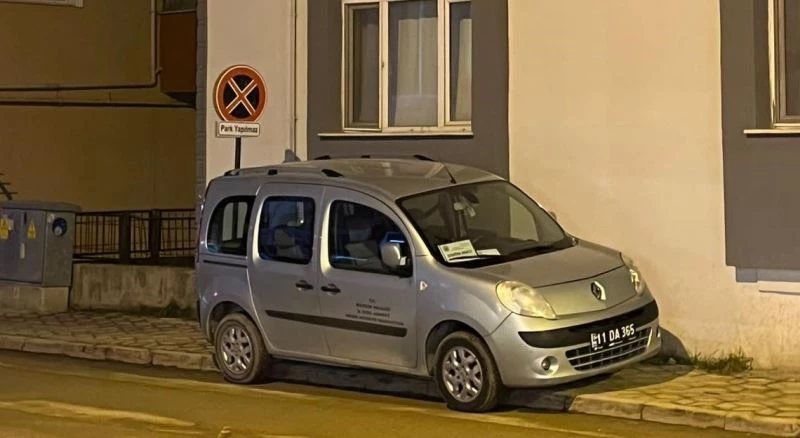 Kaldırım üzerine çıkıp park yapılmaz tabelası altına park etti
