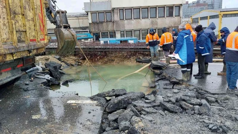 İsale hattı patladı, yol kapandı
