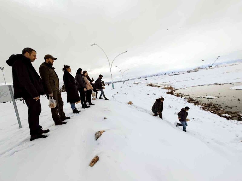 Beyşehir’de üniversiteli öğrencilerden su kuşlarını yemleme mesaisi
