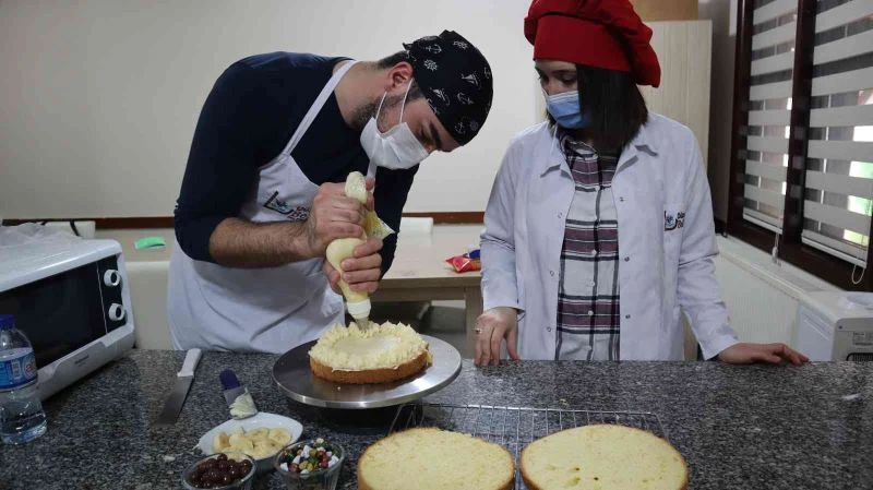 Yüzlerce kişi kurslarda eğitim aldı
