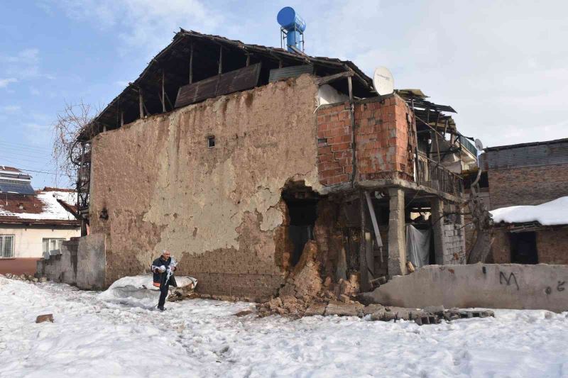 Eriyen kar sonrası kerpiç evin duvarı çöktü
