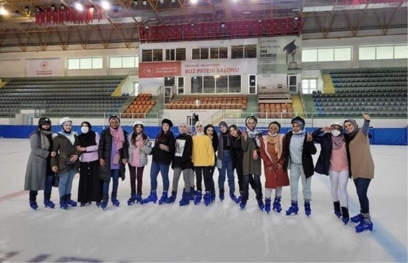 Misafir öğrenciler buz pateninde
