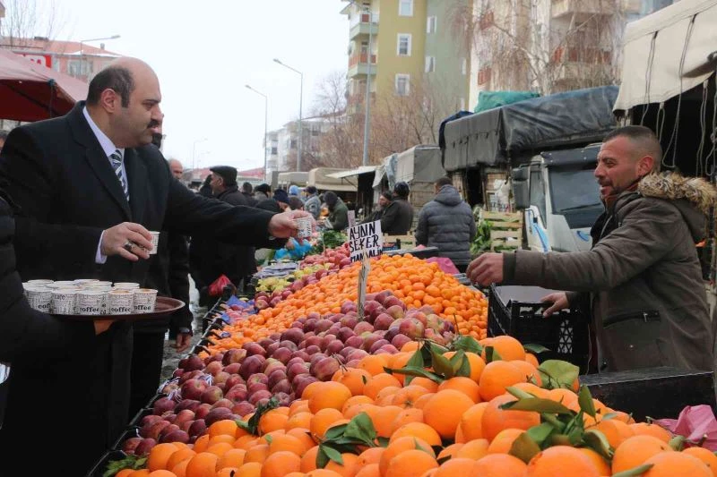 Pazarcılar soğuk havada salep ile ısındı
