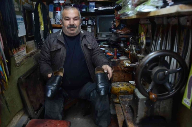 Hiç giyemediği ayakkabıları, başkaları için tamir ediyor
