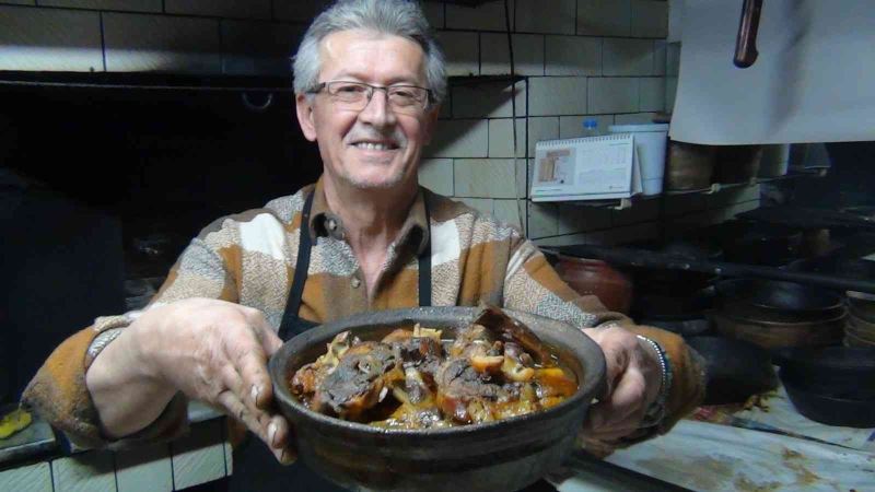  Toprak kapta pişirilen güvecin damak tadı yıllardır hiç değişmedi
